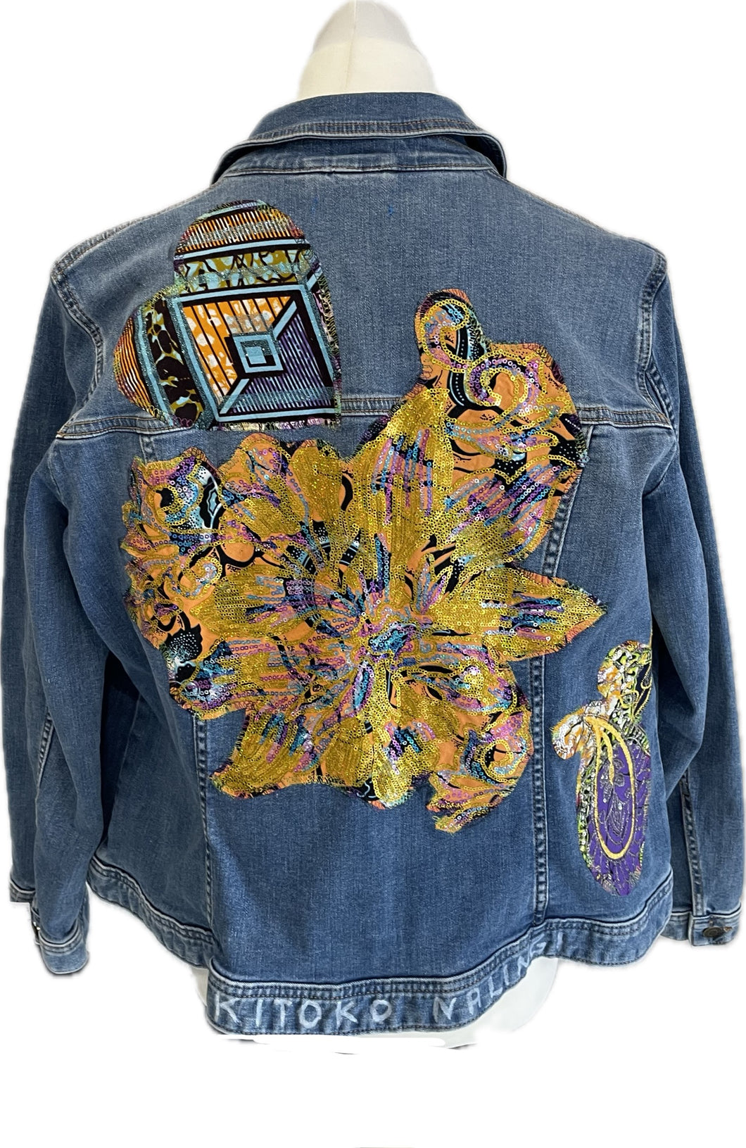 Création artisanale: veste denim personnalisée et patchwork wax taille 48