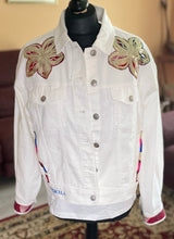 Charger l&#39;image dans la galerie, Création artisanale: veste denim blanc personnalisée et patchwork wax sequin taille S
