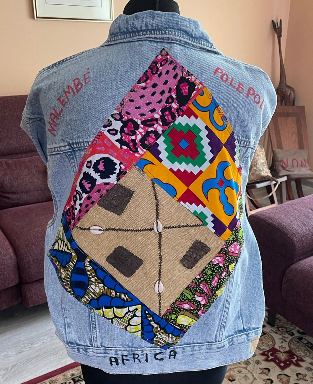 Création artisanale: veste denim personnalisée et patchwork rafia du Kasai et wax taille S