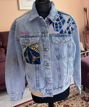 Charger l&#39;image dans la galerie, Création artisanale: veste denim personnalisée et patchwork rafia du Kasai et wax taille S
