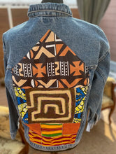 Charger l&#39;image dans la galerie, Création artisanale: veste denim personnalisée et patchwork kente/rafia/wax  taille XS
