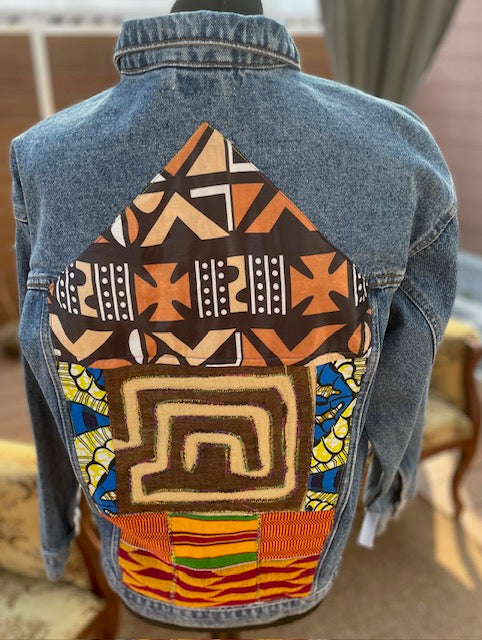 Création artisanale: veste denim personnalisée et patchwork kente/rafia/wax  taille XS