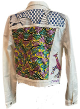 Charger l&#39;image dans la galerie, Création artisanale: veste denim  blanc personnalisée et patchwork wax sequin taille XS
