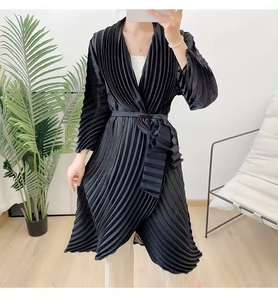 Cardigan style kimono, tissus plissé noir très tendance, 100% polyester, anti froissage, séchage rapide