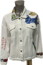 Charger l&#39;image dans la galerie, Création artisanale: veste denim  blanc personnalisée et patchwork wax sequin, taille L
