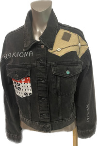 Création artisanale: veste denim noir personnalisée et patchwork wax et rafia taille XS