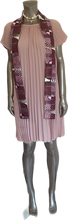 Charger l&#39;image dans la galerie, Robe plissée courte et élégante en tissus très tendance avec ceinture/écharpe en wax
