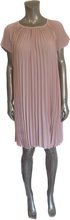 Charger l&#39;image dans la galerie, Robe plissée courte et élégante en tissus très tendance avec ceinture/écharpe en wax
