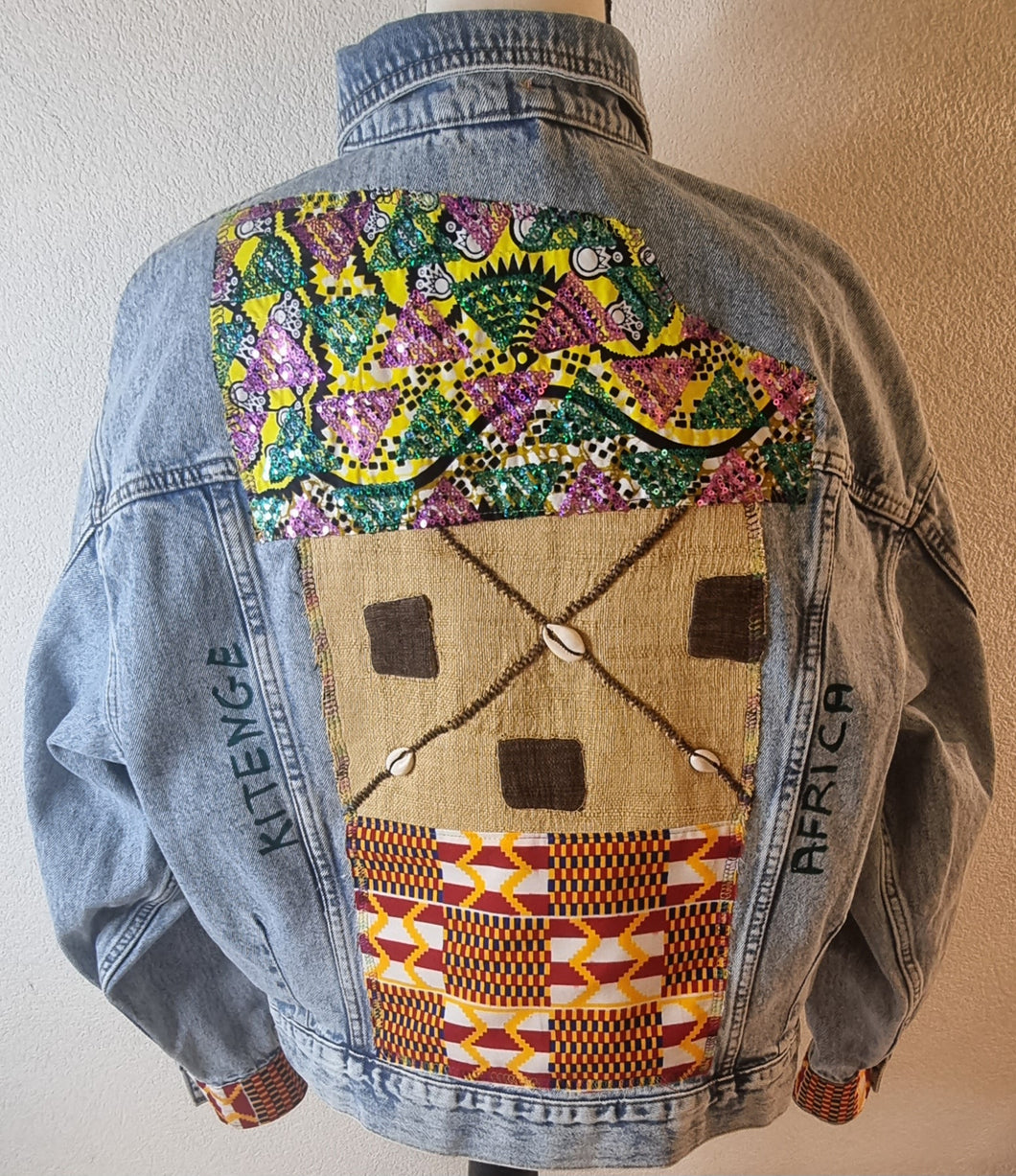 Création artisanale: veste denim personnalisée et patchwork wax taille M